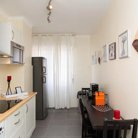 2-br 2 Min From The Beaches شقة *