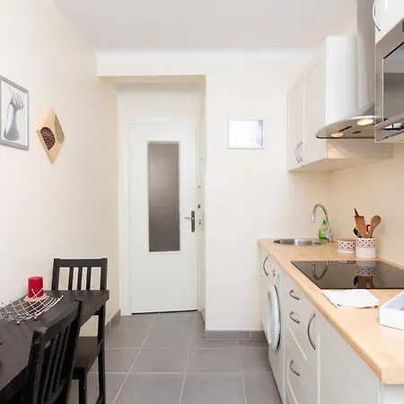 2-br 2 Min From The Beaches Apartment